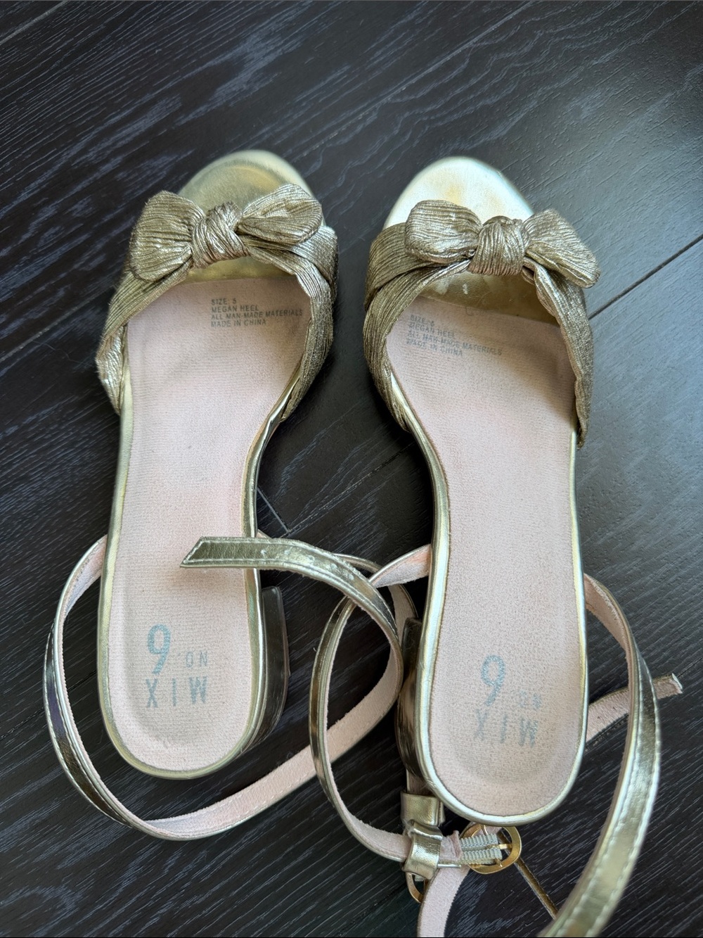 Kids Metallic Gold Bow Ankle-Strap sandals Size 5